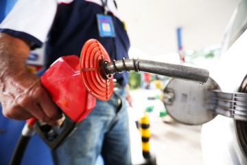 Bolsonaro programa novo aumento no preço do combustível para as próximas semanas