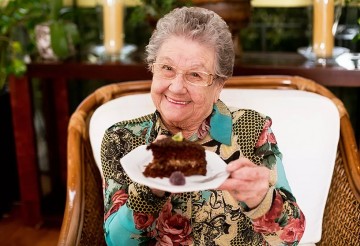 Ícone da TV Brasileira, Vovó Palmirinha morre aos 91 anos