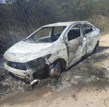 Carro incinerado em estrada de terra de Caruaru passa por perícia; suspeita que veículo pertença a autor de homicídio