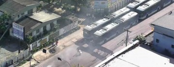 Protesto de ambulantes retirados do TI Camaragibe bloqueia trânsito na Av. Belmino Correia