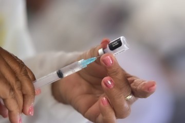 3ª dose da vacina contra Covid-19 disponível para pessoas a partir de 55 anos