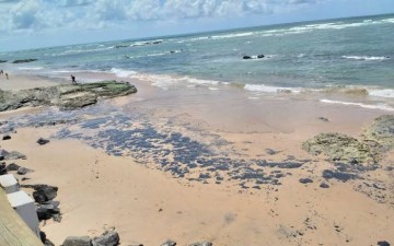 Mancha de óleo gigante a 54 km da costa da Bahia pode explicar origem do vazamento 