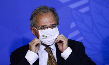Paulo Guedes diz que Brasil “volta aos trilhos” com criação de empregos