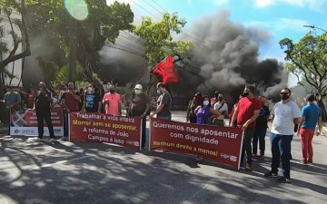 Servidores do Recife protestam contra mudanças propostas por João Campos na previdência