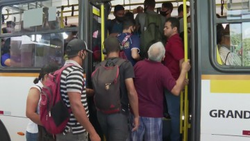 Mesmo com reforço, usuários de coletivos voltam a relatar aglomerações em ônibus do Grande Recife