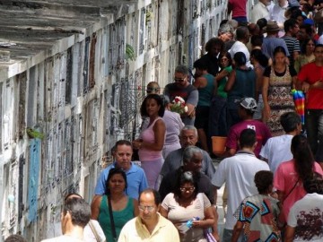 Dia dos finados é marcado por homenagens e orações no Recife