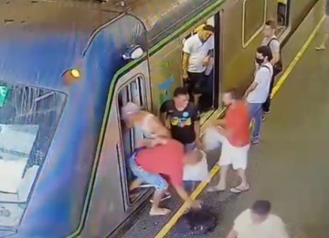 Passageiros invadem cabine do maquinista no Metrô do Recife; caso aconteceu na Estação Joana Bezerra