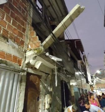 Acidente com marquise de concreto deixa homem morto no Recife