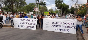 Protesto dos técnicos em enfermagem interdita trânsito na Agamenon Magalhães