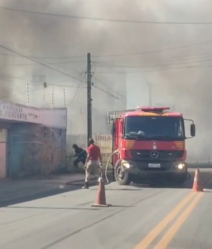 Incêndio atinge fábrica de toldos em Olinda 