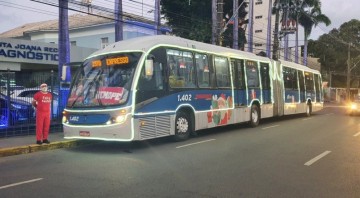 Ônibus entra no clima do Natal e transporta passageiros para doar sangue 
