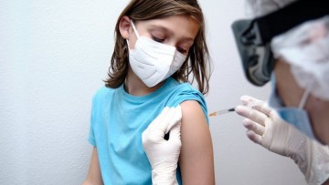 Biomédica explica que a vacina para crianças, será diferente das aplicadas nos adultos e a dosagem será menor