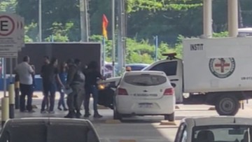Polícia investiga morte de homem encontrado morto dentro de carro no Recife