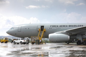 Quinto avião da FAB com resgatados da guerra em Israel chega ao Brasil