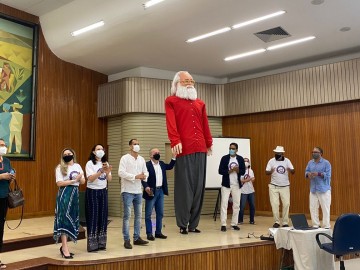 Boneco gigante homenageia Paulo Freire, patrono da educação brasileira