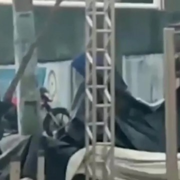 Homem leva choque e cai de estrutura metálica montada para festa da padroeira de Paulista
