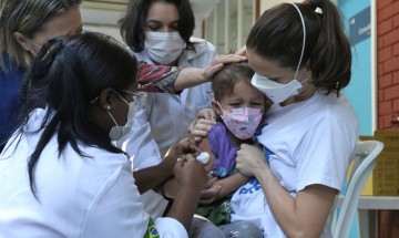 COVID-19: Ministério da Saúde prevê entrega de vacinas para público entre 6 meses e 2 anos na próxima semana; imunizantes chegaram ao Brasil em outubro