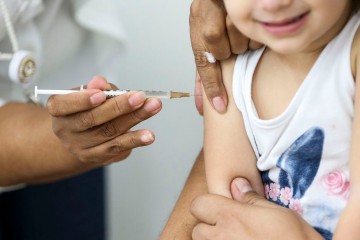 Ponto de vacinação contra a poliomielite é instalado na orla de Olinda