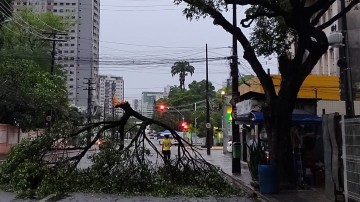 Áreas do Grande Recife ficam sem energia por causa das chuvas