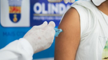Olinda recebe primeiro lote de vacinas contra a dengue e inicia imunização nesta terça