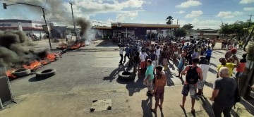 Protesto por moradia interdita trecho da Av. Recife 