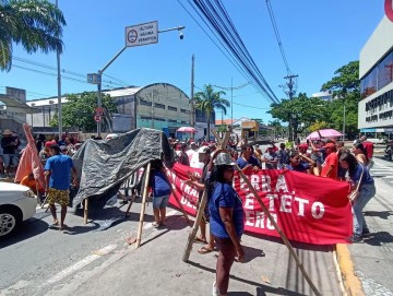 MTST realiza protesto na frente da Prefeitura do Recife contra despejo de ocupação