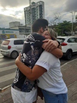 Domingo será dia de abraço grátis em Caruaru