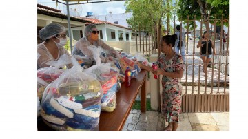 Moradores de Tamandaré recebem alimentos em ação social 
