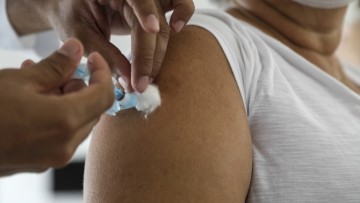 Recife tem ferramenta para apurar denúncias de furar fila da vacina