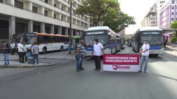 Motoristas e cobradores de ônibus realizam protesto no Centro do Recife