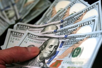 Dólar dispara com crises internacionais