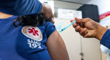 Profissionais do Samu Recife começam a receber segunda dose da vacina contra a Covid-19