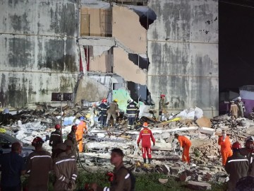 Bombeiros resgatam neste momento homem preso nos escombros onde desabou prédio em Olinda