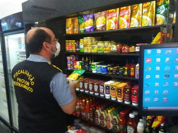 Estabelecimentos no Recife são notificados pelo Procon por produtos vencidos ou sem datas de validade