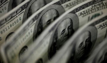  Dólar cai para R$ 5,55 em dia de ajustes no mercado