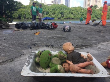 Voluntários encontram corpo boiando enquanto lipam o Rio Capibaribe