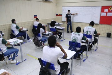 Alunos do 4° ao 7° do ensino fundamental retomam atividades presenciais nas escolas do Recife