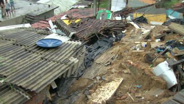 Chuvas causam deslizamento de barreira na Zona Norte do Recife