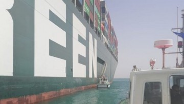 Ever Given ainda está ancorado no Canal de Suez com tripulação presa
