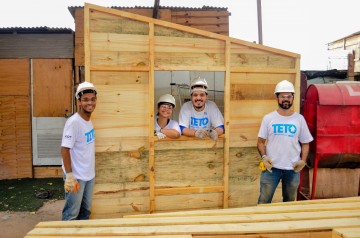 A ONG TETO desafia jovens a captar recursos para construção de projetos comunitário em favelas precárias do Brasil