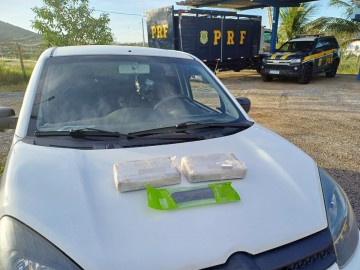 PRF apreende cocaína dentro de painel de veículo em Serra Talhada