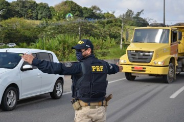PRF intensifica fiscalização nas rodovias durante o feriadão