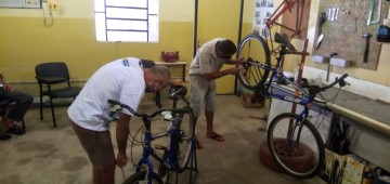 Prefeitura do Recife promove curso de manutenção de bicicletas para população em situação de rua