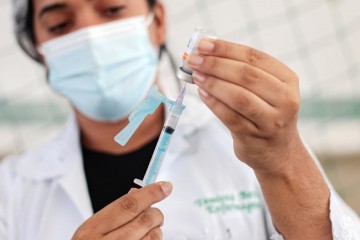 Pessoas a partir dos 50 anos podem receber vacinas contra a covid-19