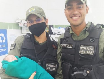 Policiais resgatam bebê abandonado em lixeira 