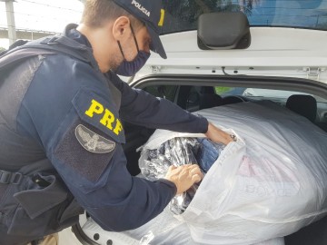 Carro apreendido e homem detido transportando roupas com indícios de falsificação