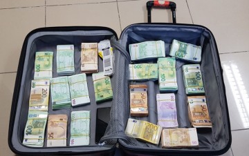 Taxista é flagrado com 400 mil euros na mala, no Aeroporto do Recife