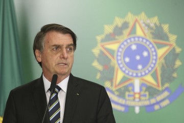 Bolsonaro assina MP que prevê pagamento do 13º do Bolsa Família apenas para 2019