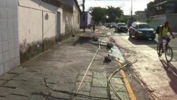  Caminhão atinge fiação, derruba postes e deixa casas sem energia em Campo Grande