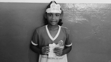 Em Paudalho, menina de 7 anos morre após sofrer choque elétrico ao usar celular que carregava na tomada